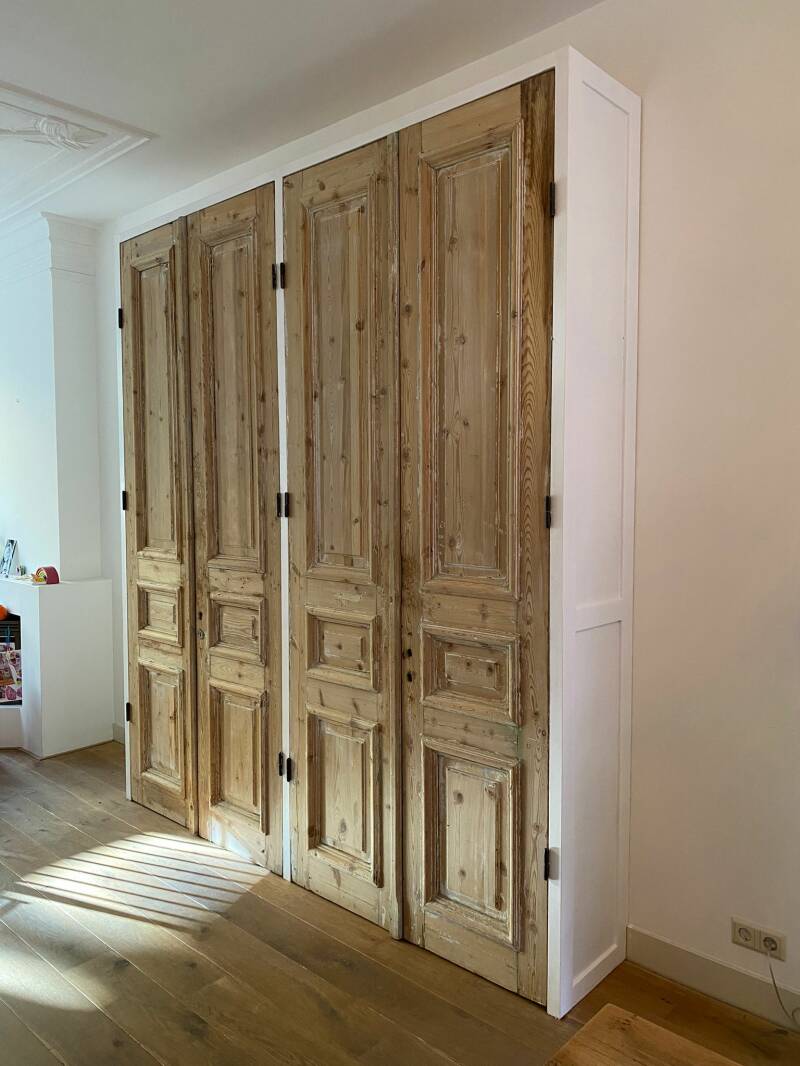 wandkast met oude deuren