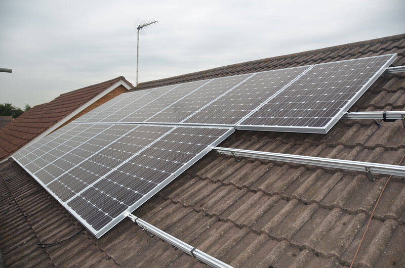 Zonnepanelen op dak geïnstalleerd