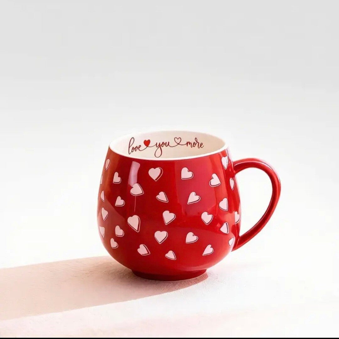 Tasse rouge avec cœurs blancs "Love you more"