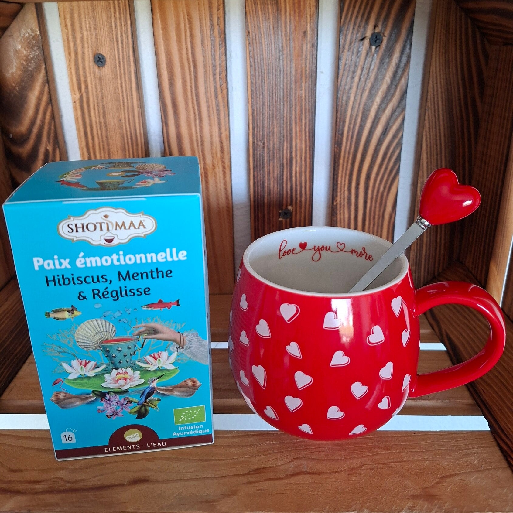 Tasse rouge cœurs blancs avec Tisane au choix