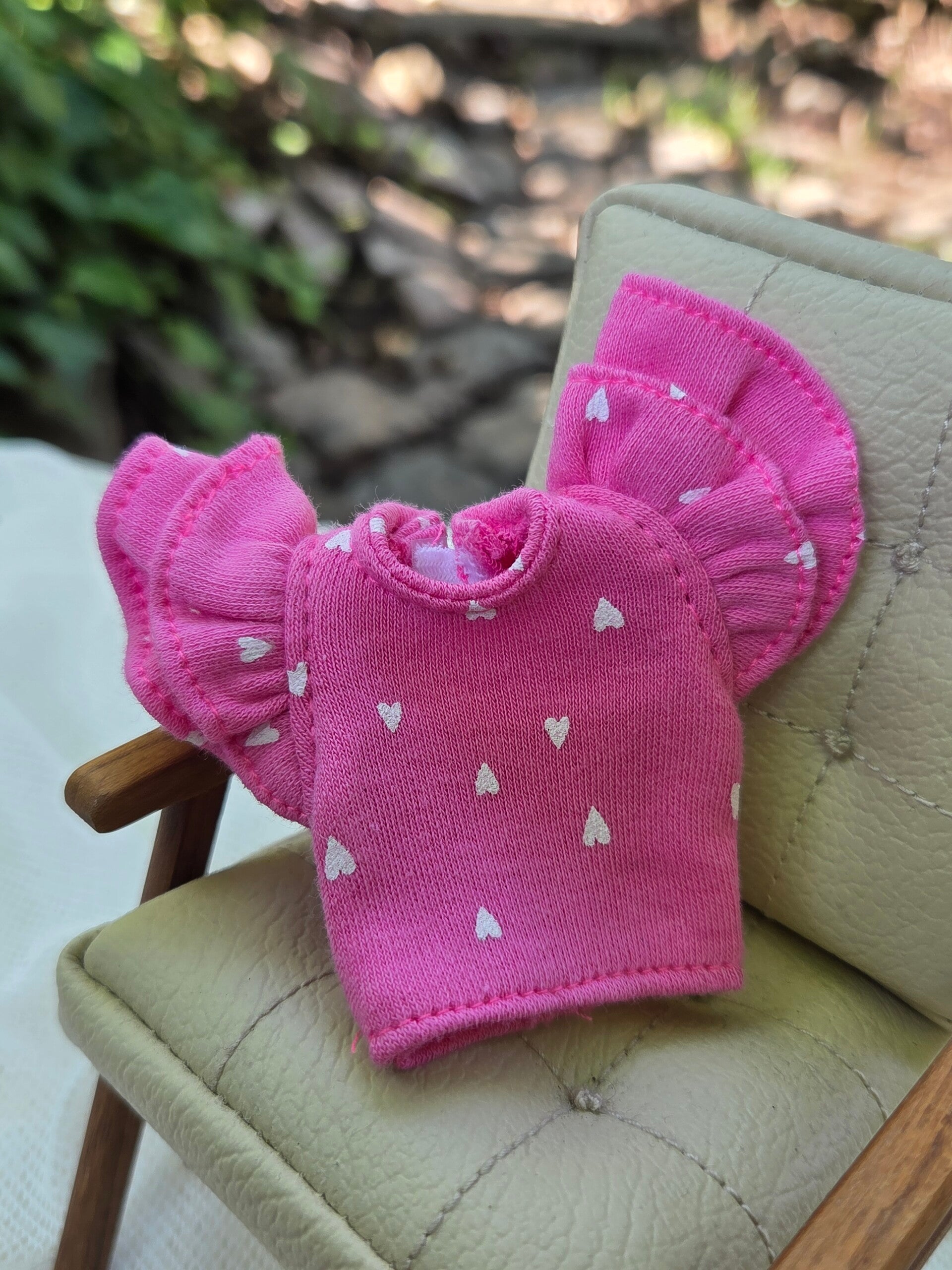 Blythe t-shirt with double ruffle / Hot pink mini hearts