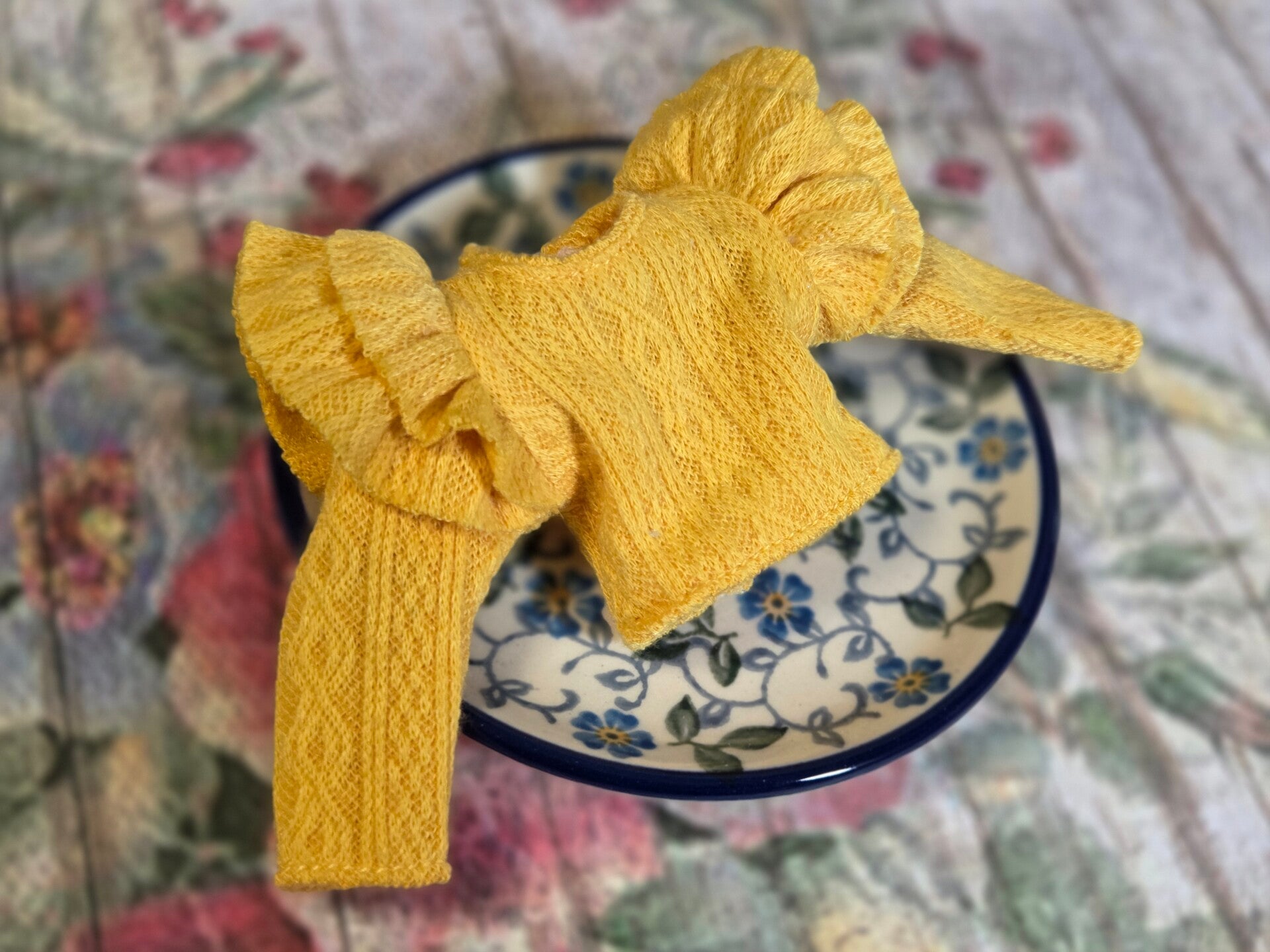 Long sleeve t-shirt with double ruffles. / ochre yellow