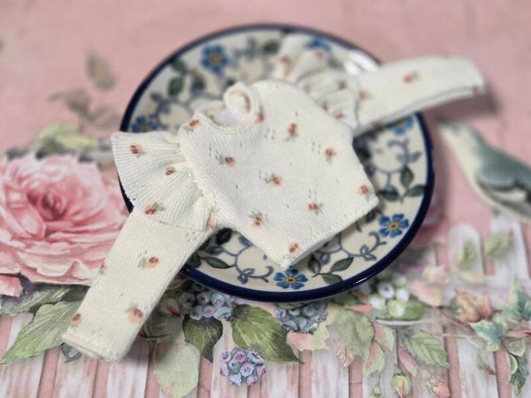 Long sleeve t-shirt with ruffles. /  Beige mini flowers