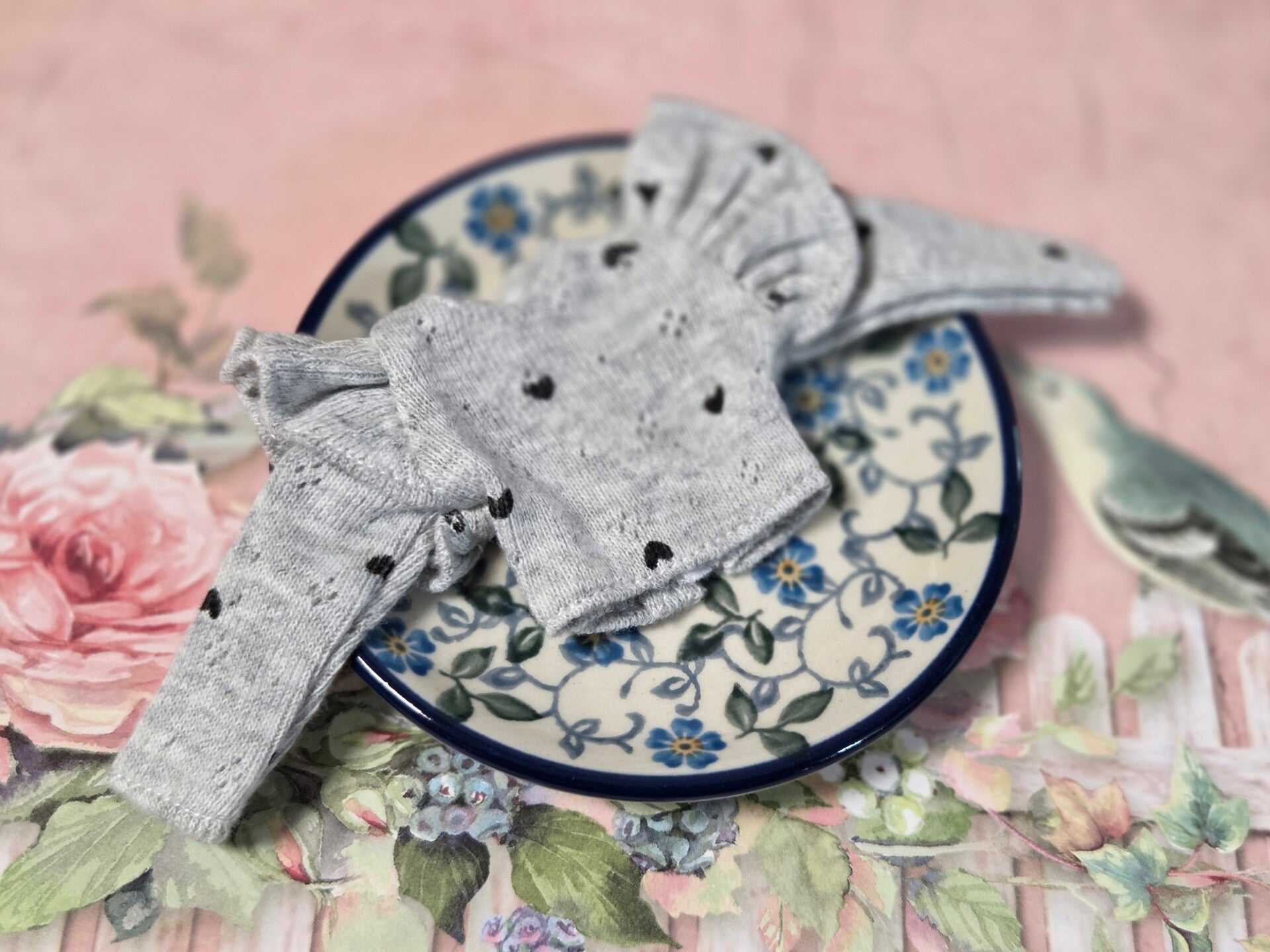 Long sleeve t-shirt with ruffles. / Gray