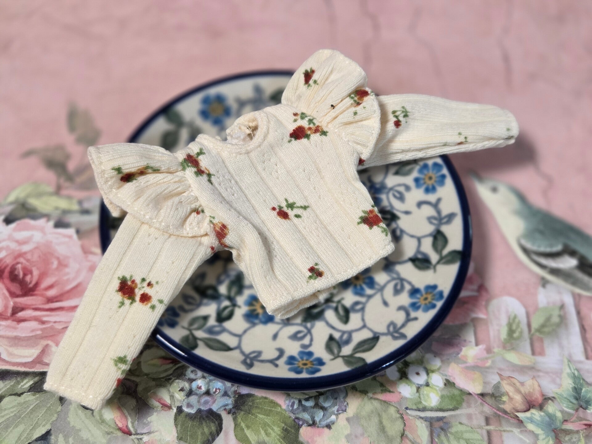 Long sleeve t-shirt with ruffles. / Beige red mini flowers