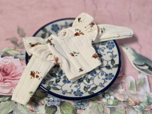 Long sleeve t-shirt with ruffles. / Beige red mini flowers