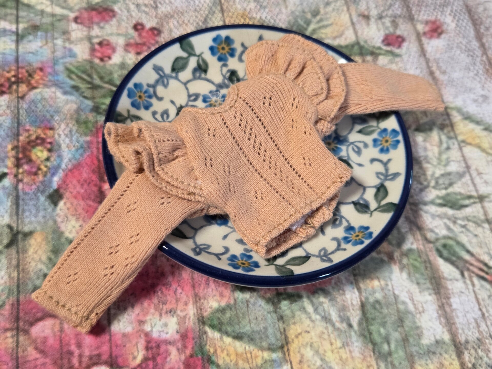 Long sleeve t-shirt with double ruffles. / Dk Champagne