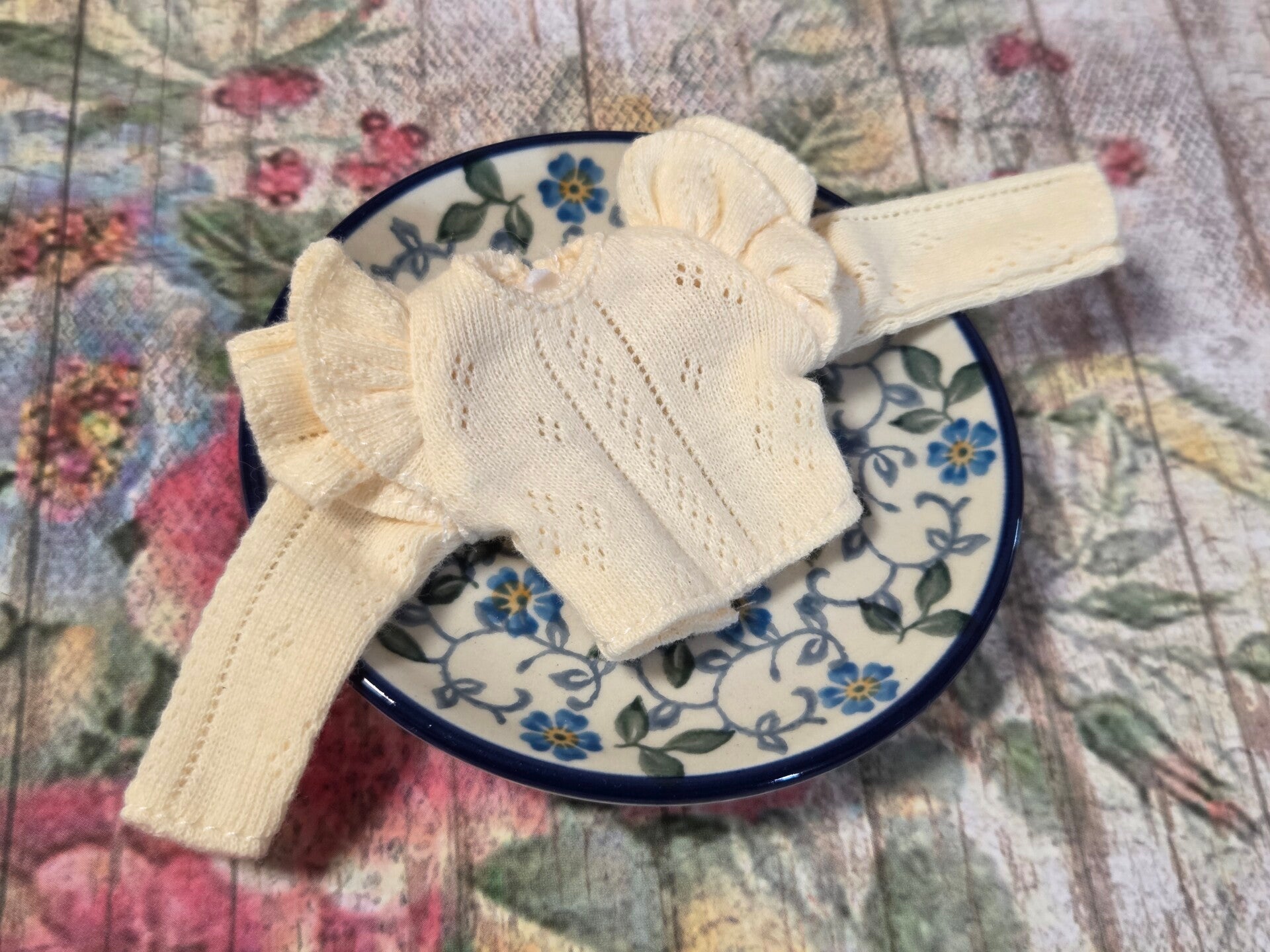 Long sleeve t-shirt with double ruffles. / Dk beige 01