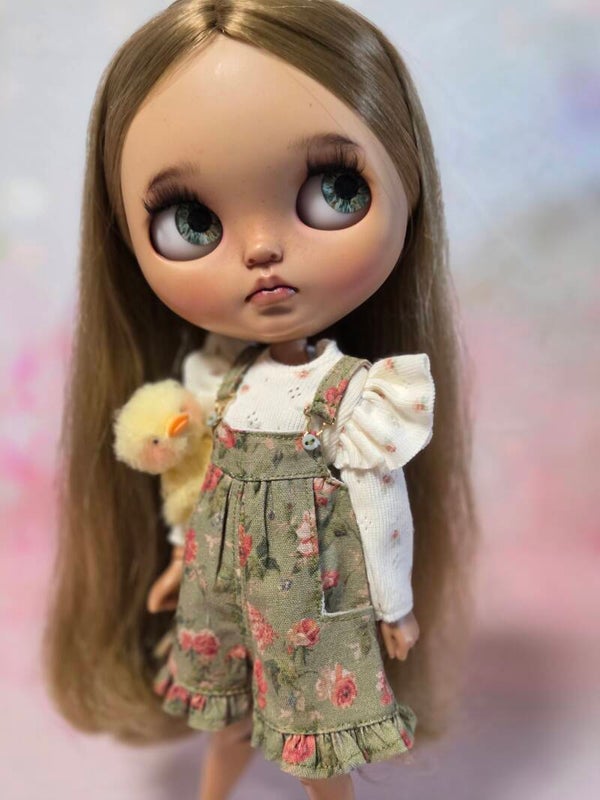Cute short overall for Blythe & Qbaby . Green floral