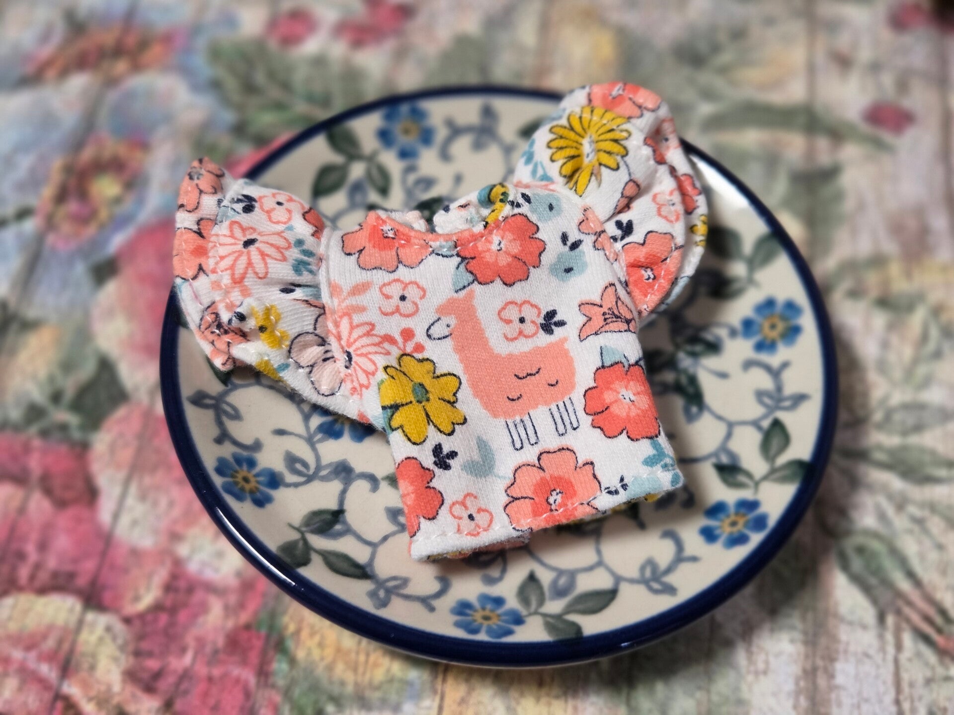 Blythe t-shirt with double ruffle / llama mix floral