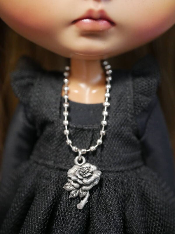 Nicel free necklace with rose pendant for doll.