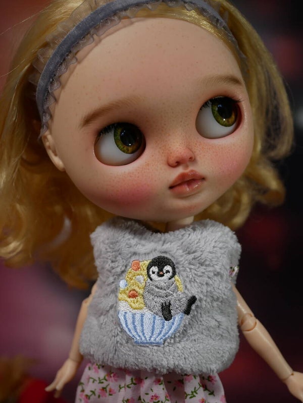 Fluffy cute vest for Blythe  & Emily dolls. / Gray / Penguin