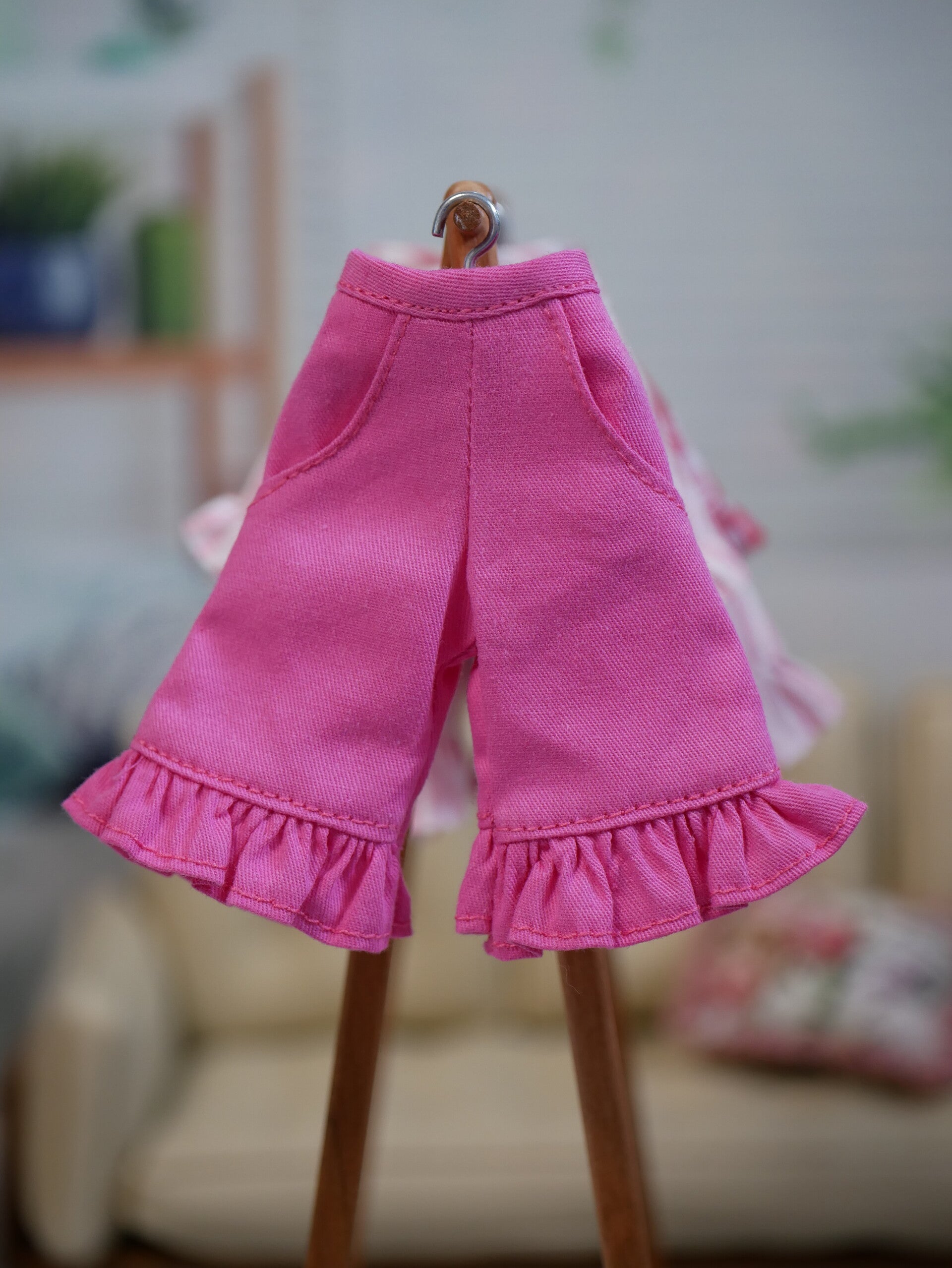 3/4 length pants with ruffle for Blythe doll. Hot pink