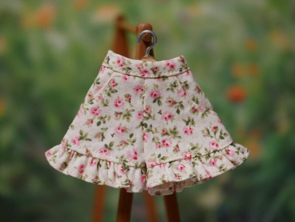 Shorts pants with ruffle. / Beige mini flowers 001