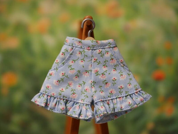 Shorts pants with ruffle. / Blue/white flowers 004