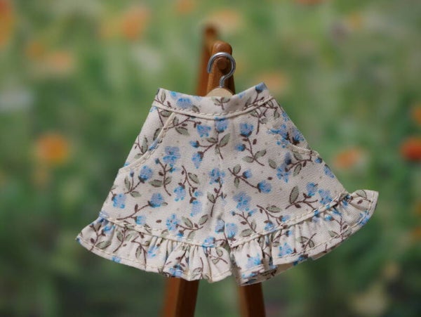 Shorts pants with ruffle. / white / blue flowers 005