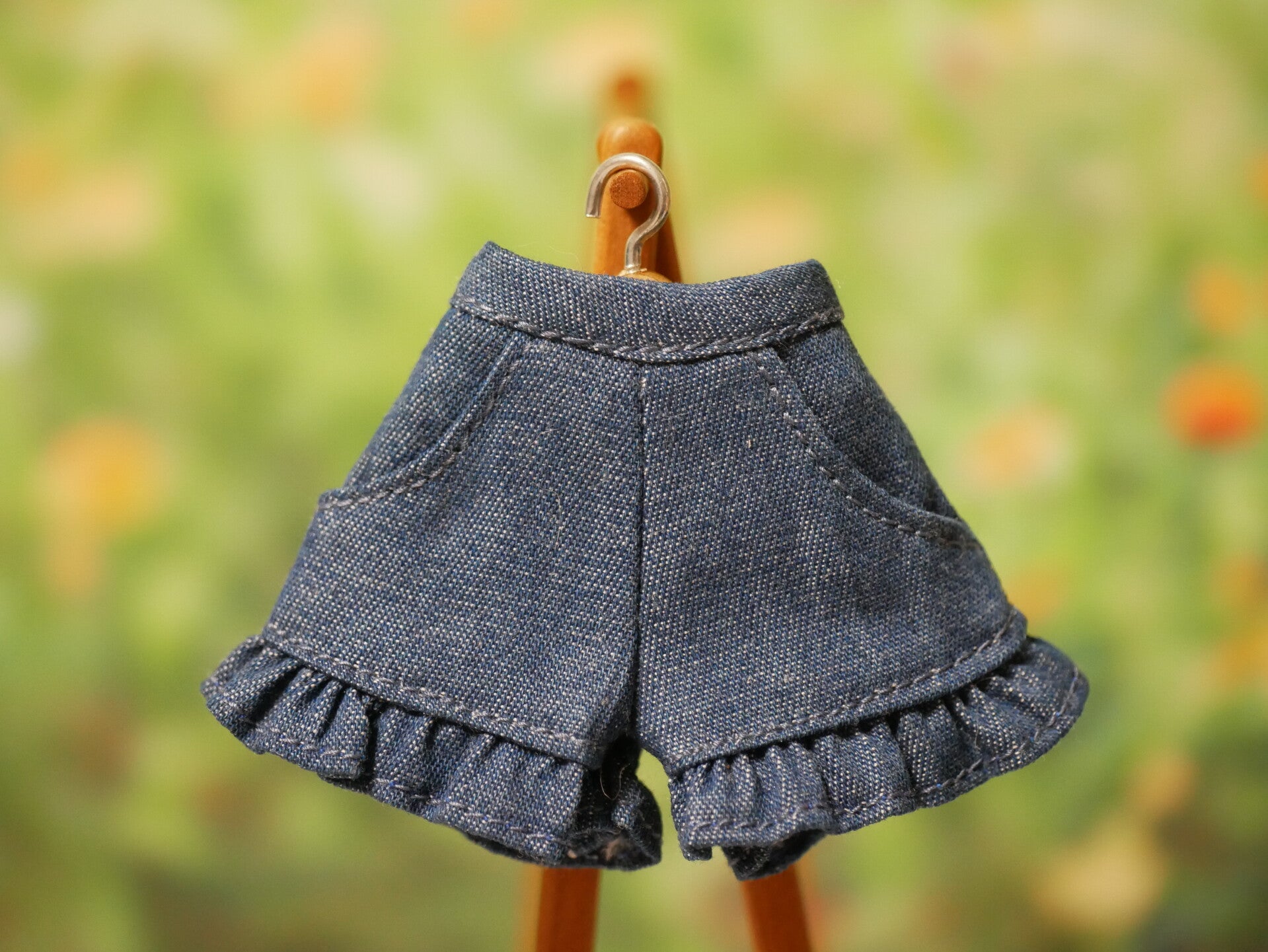 Shorts pants with ruffle. / Denim 007
