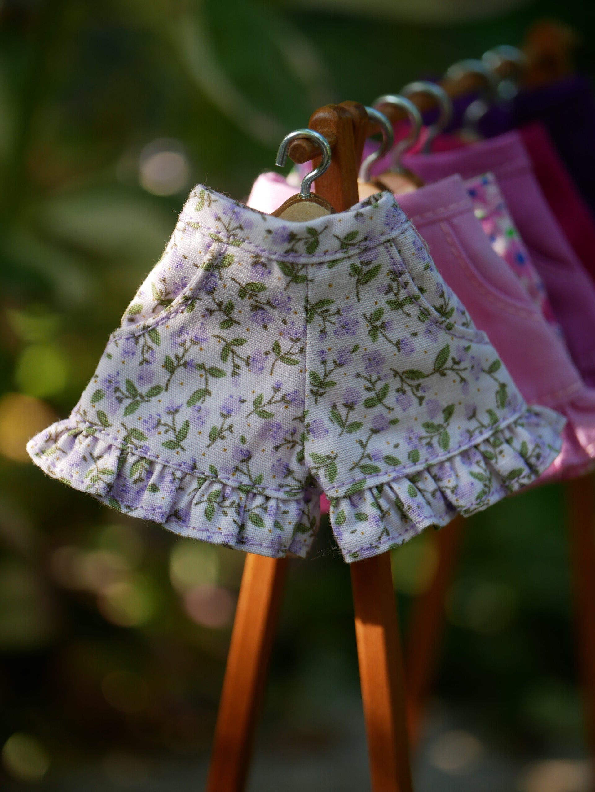 Shorts pants with ruffle. / Lilac flowers