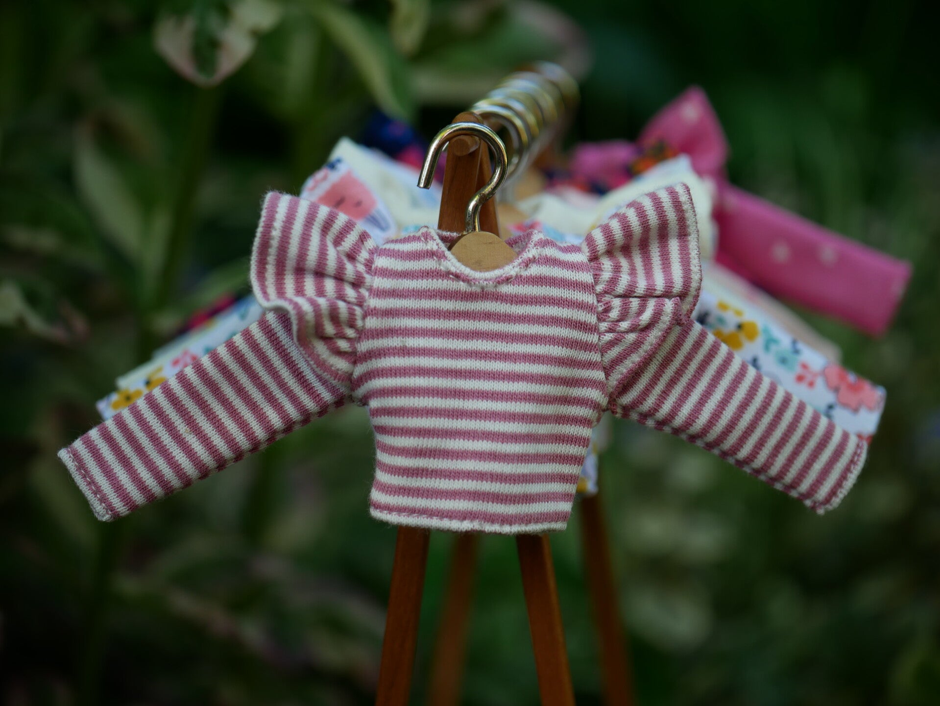 Long sleeve t-shirt with ruffles.  / Striped vinted pink