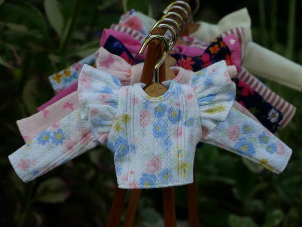 Long sleeve t-shirt with ruffles. / White - flowers