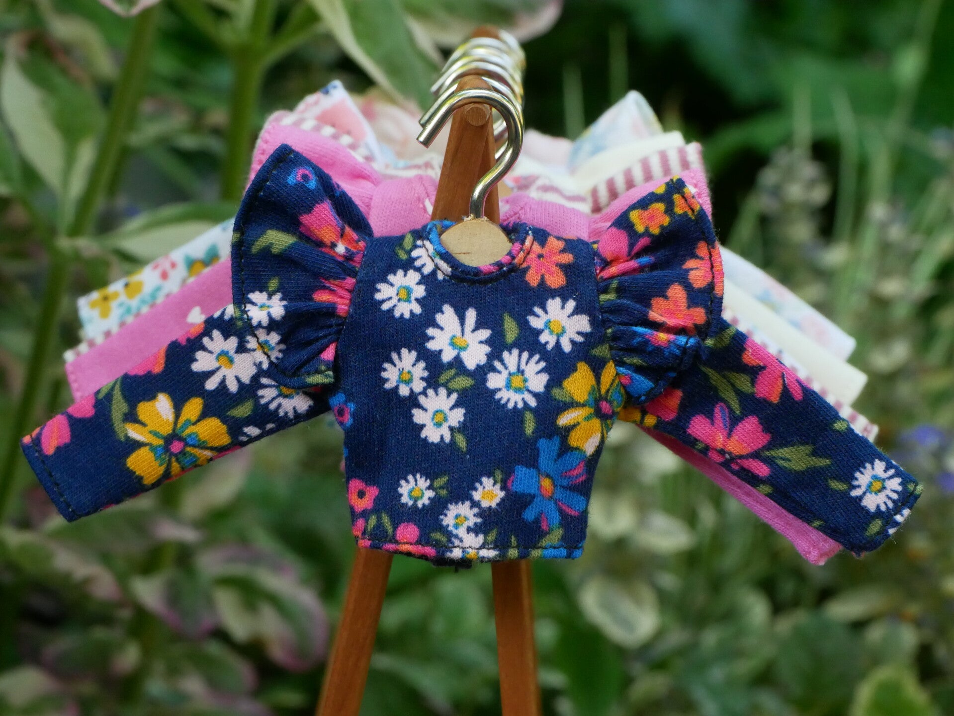 Long sleeve t-shirt with ruffles.  / Dk blue mix flowers