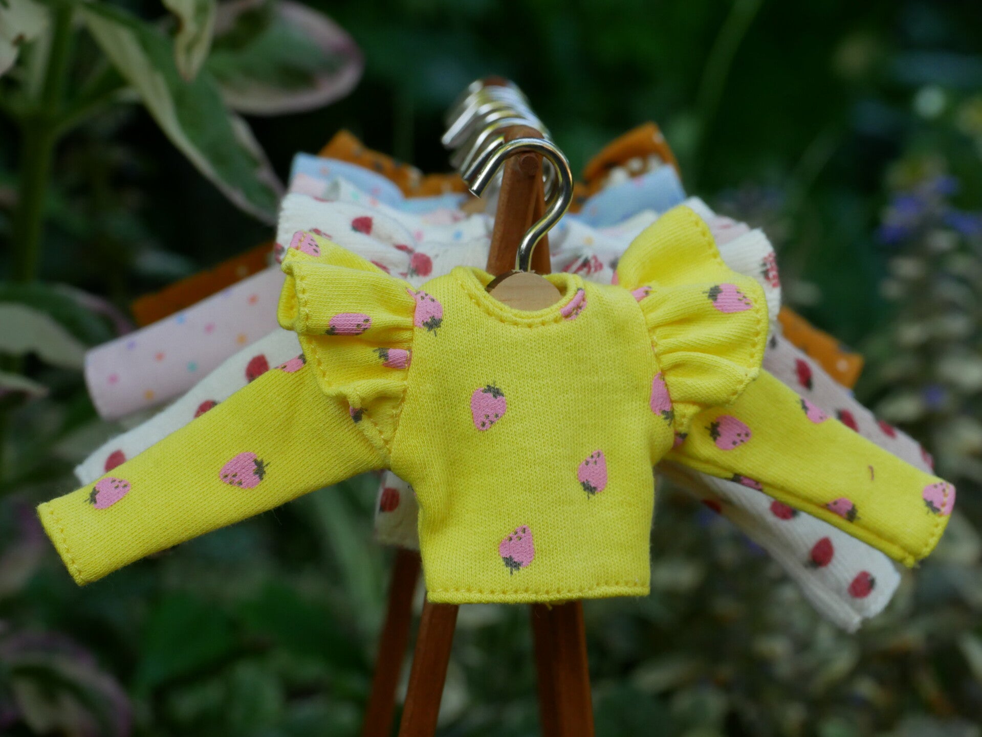 Long sleeve t-shirt with ruffles.  / Yellow - strawberries