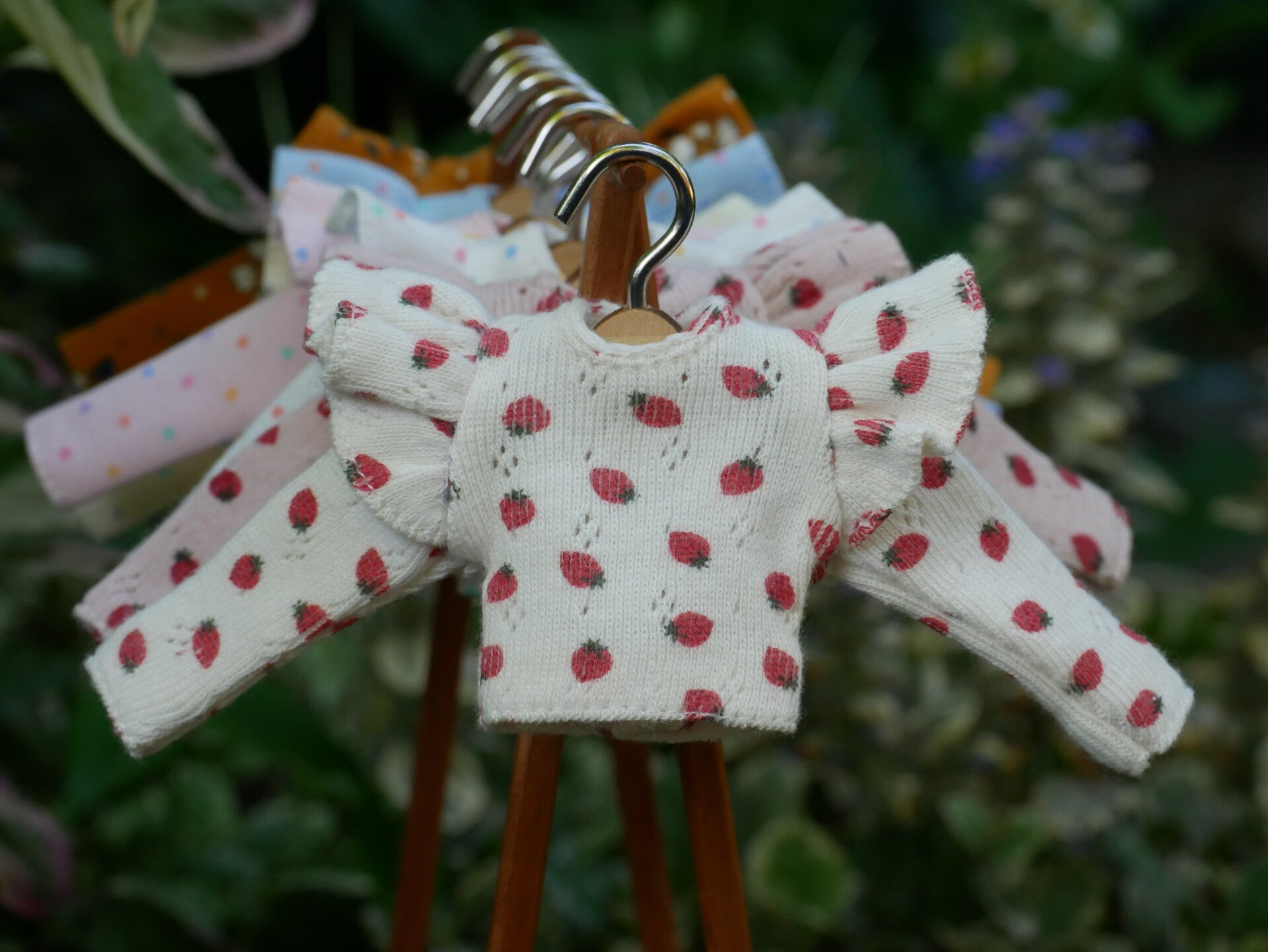 Long sleeve t-shirt with ruffles.  / Beige - strawberries