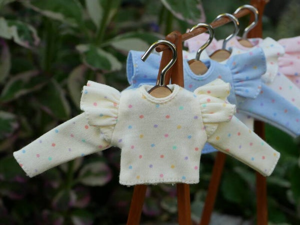 Long sleeve t-shirt with ruffles.  / yellow - dots