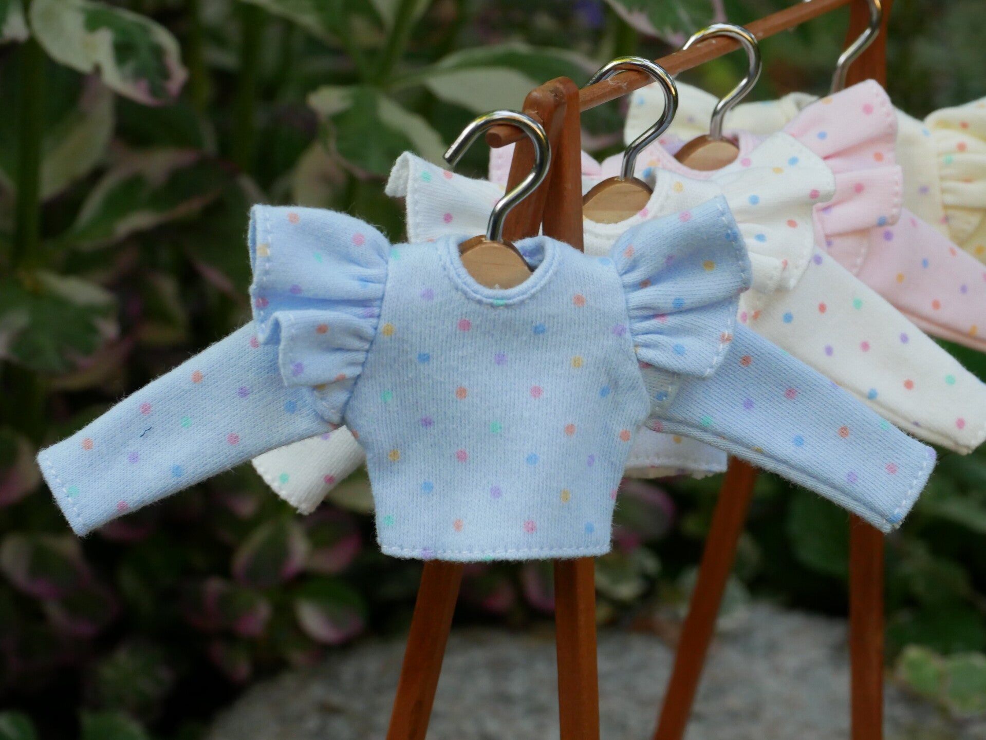 Long sleeve t-shirt with ruffles.  / Blue - dots