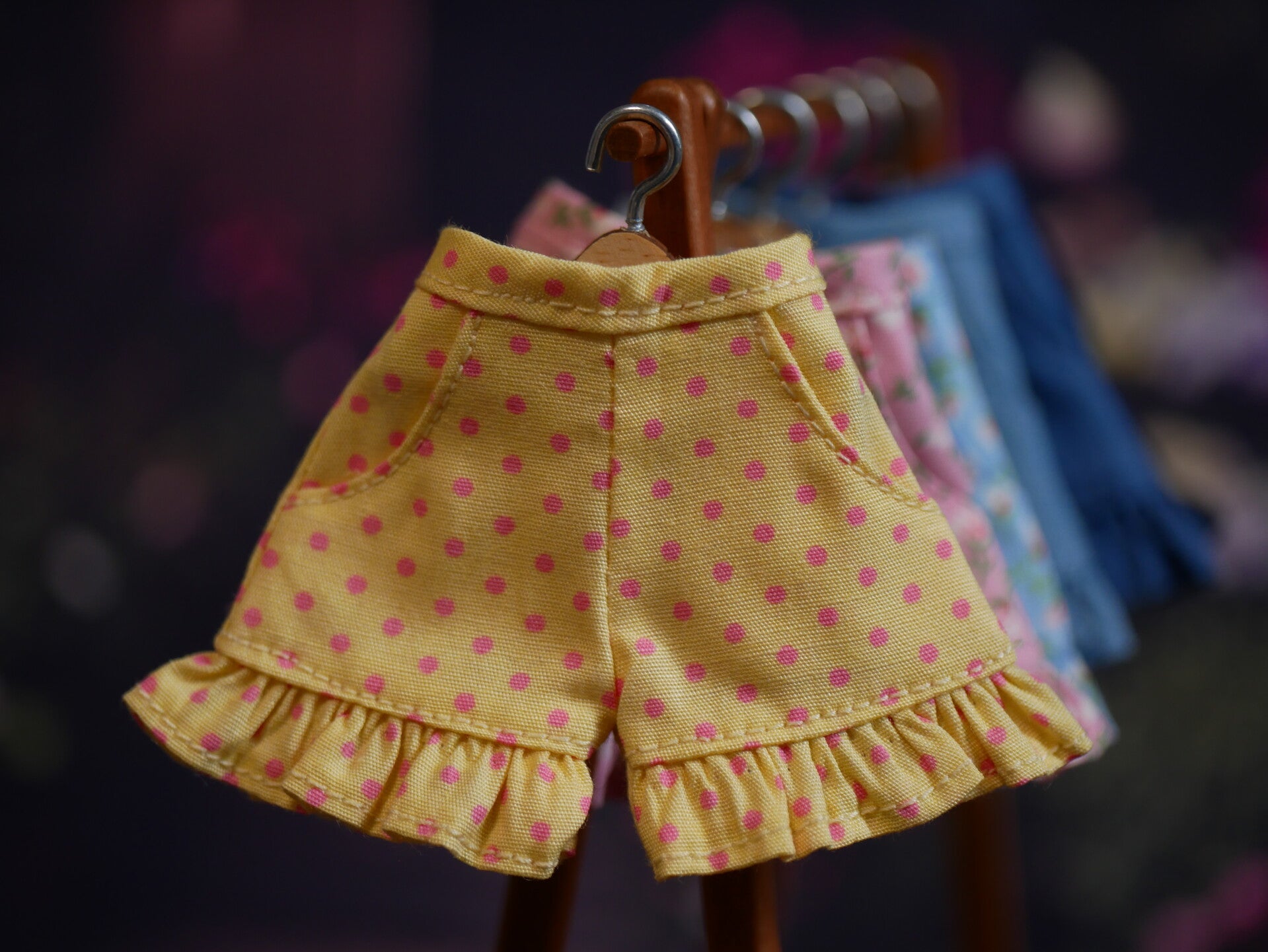 Shorts pants with ruffle. Yellow- pink dots