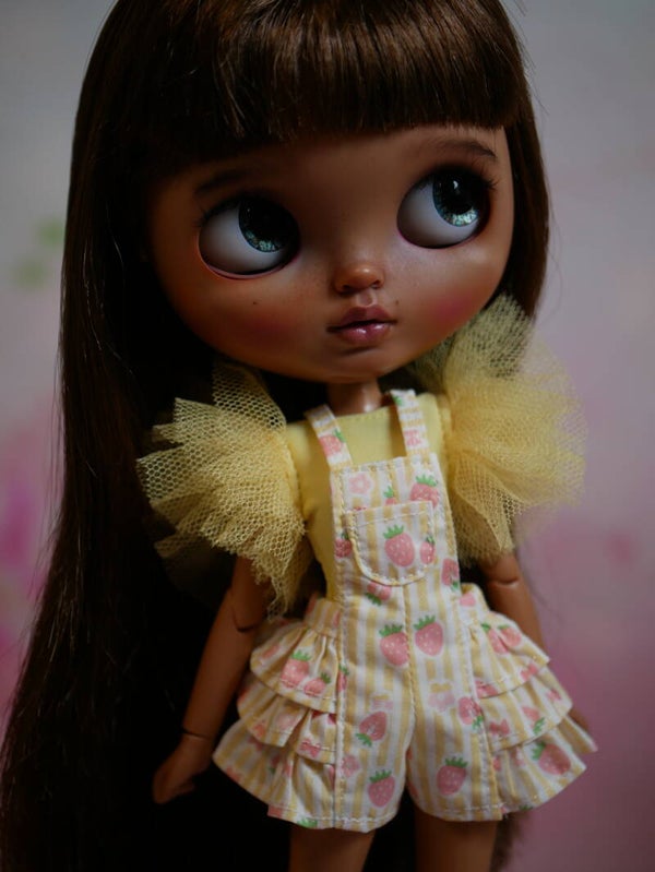 Super cute short overall with ruffle for Blythe dolls. / Yellow