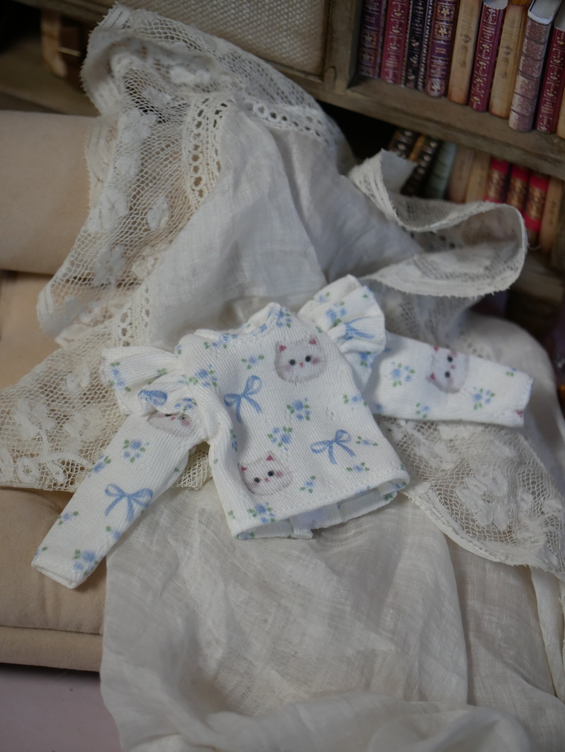 cute cat print Long-sleeved t-shirt with ruffles./ bleu