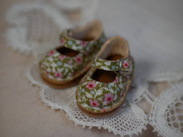 Mary Jane leather shoes for Blythe./ green flowers