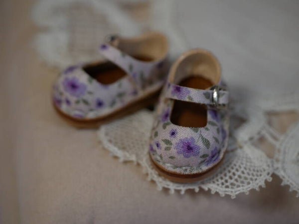 Mary Jane leather shoes for Blythe./ Lilac flowers