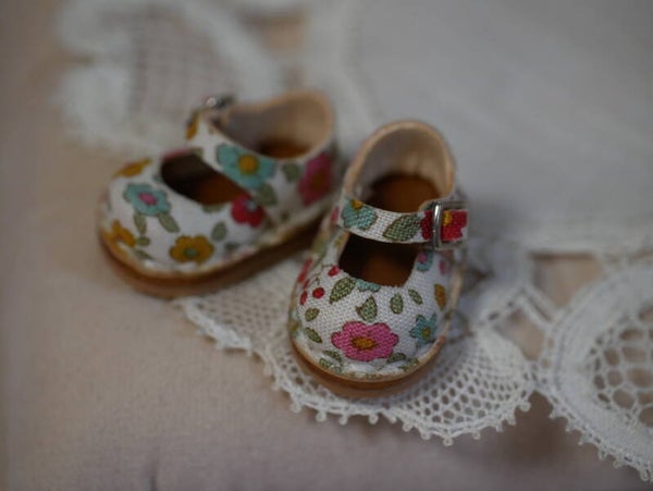 Mary Jane leather shoes for Blythe./ Mix flowers
