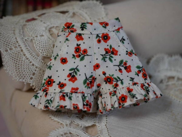 Shorts pants with ruffle./ Red flowers