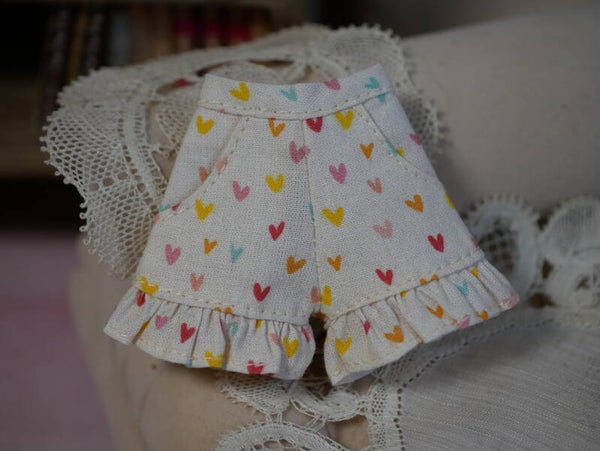Shorts pants with ruffle./ Mini hearts
