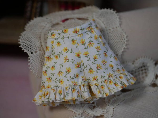 Shorts pants with ruffle./ Yellow flowers