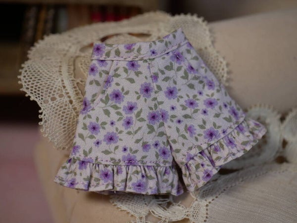 Shorts pants with ruffle./ Lilac flowers