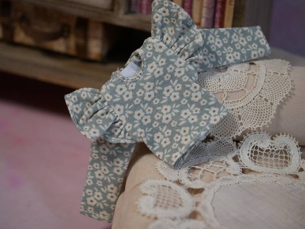 Long-sleeved mini flowers t-shirt with ruffles./ green