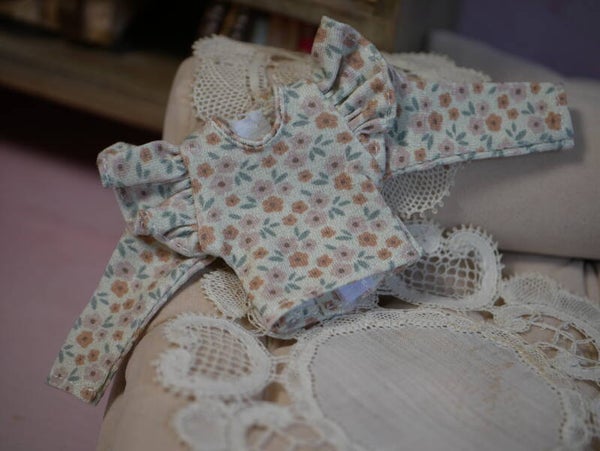 Long-sleeved mini flowers t-shirt with ruffles./ beige