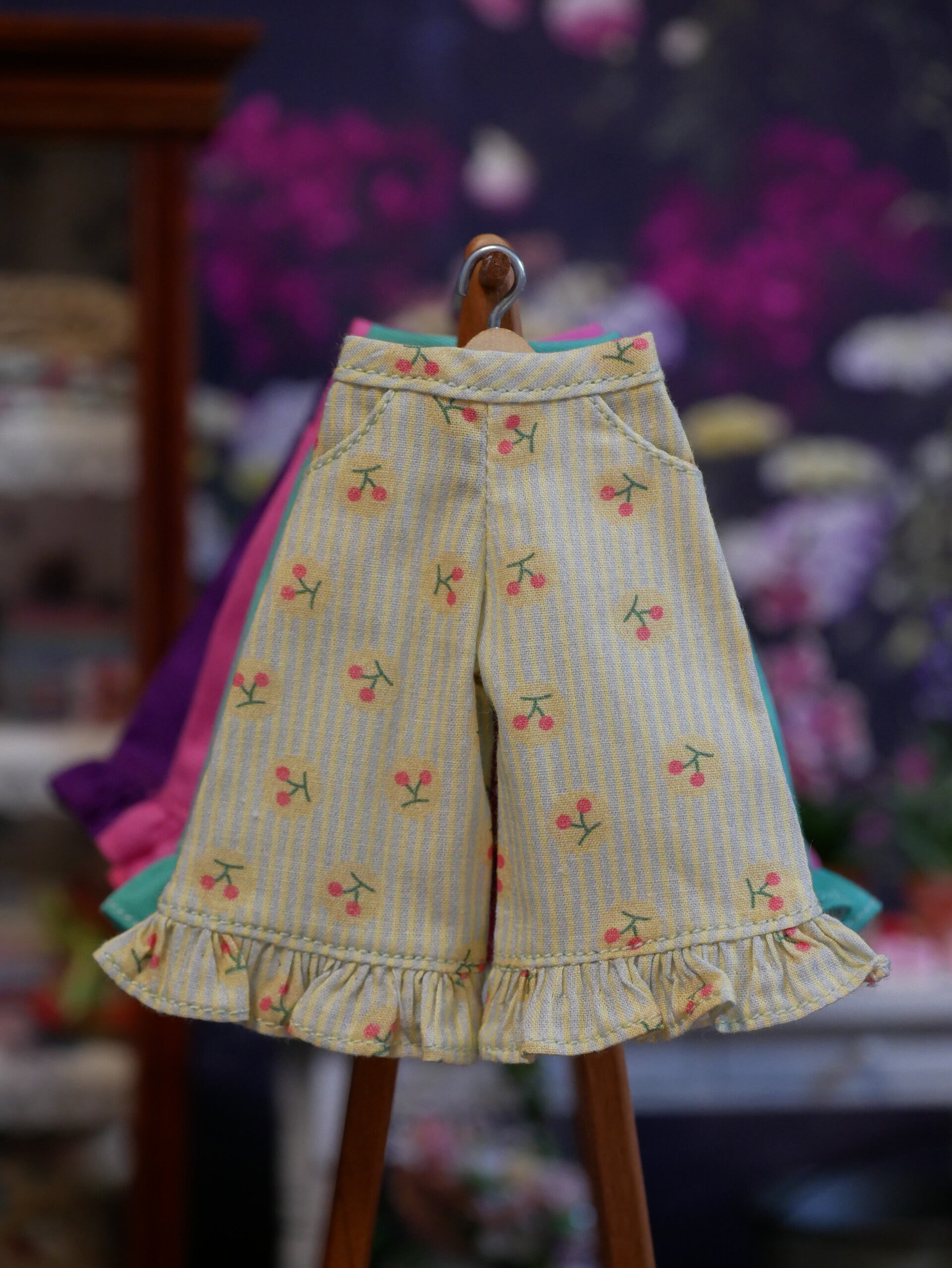 3/4 length pants with ruffle for Blythe doll./ Green tiny cherries