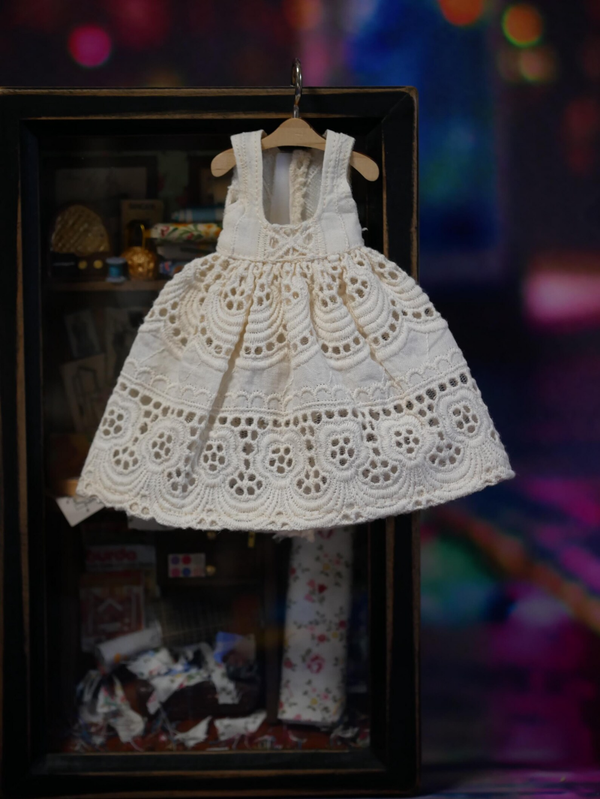 Vintage-Style Lace Pinafore Dress./01