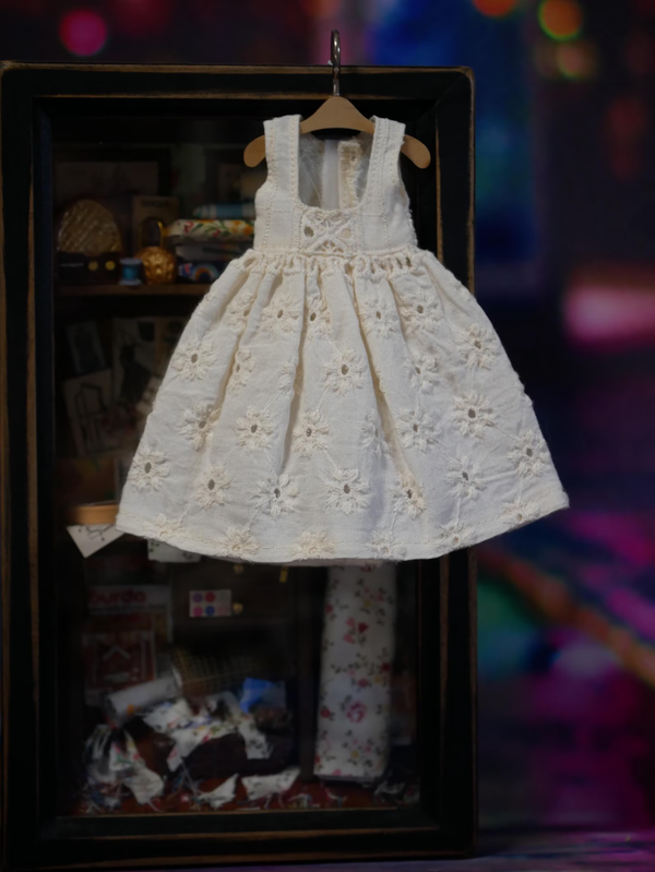 Vintage-Style Lace Pinafore Dress for Blythe./02