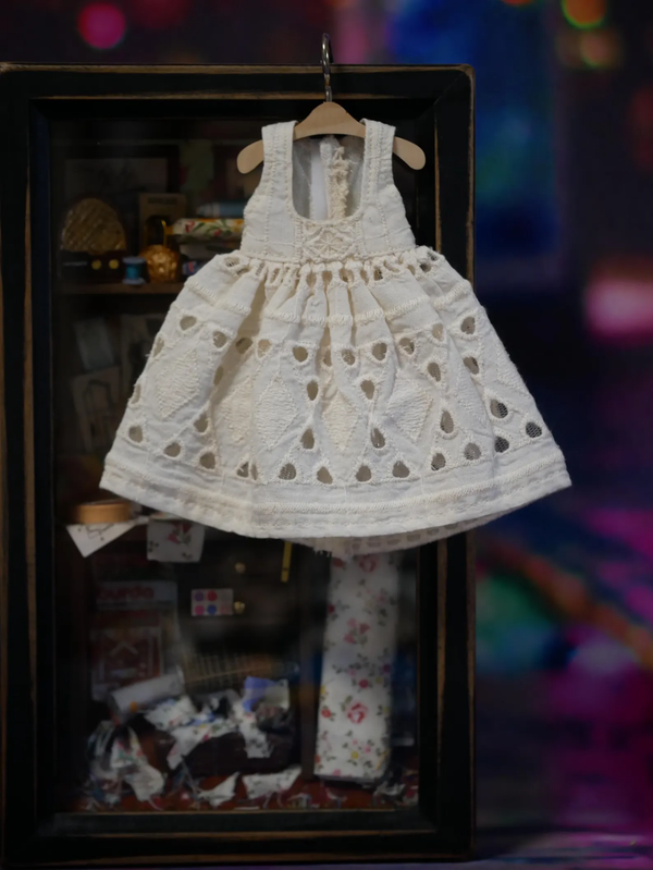 Vintage-Style Lace Pinafore Dress for Blythe./03