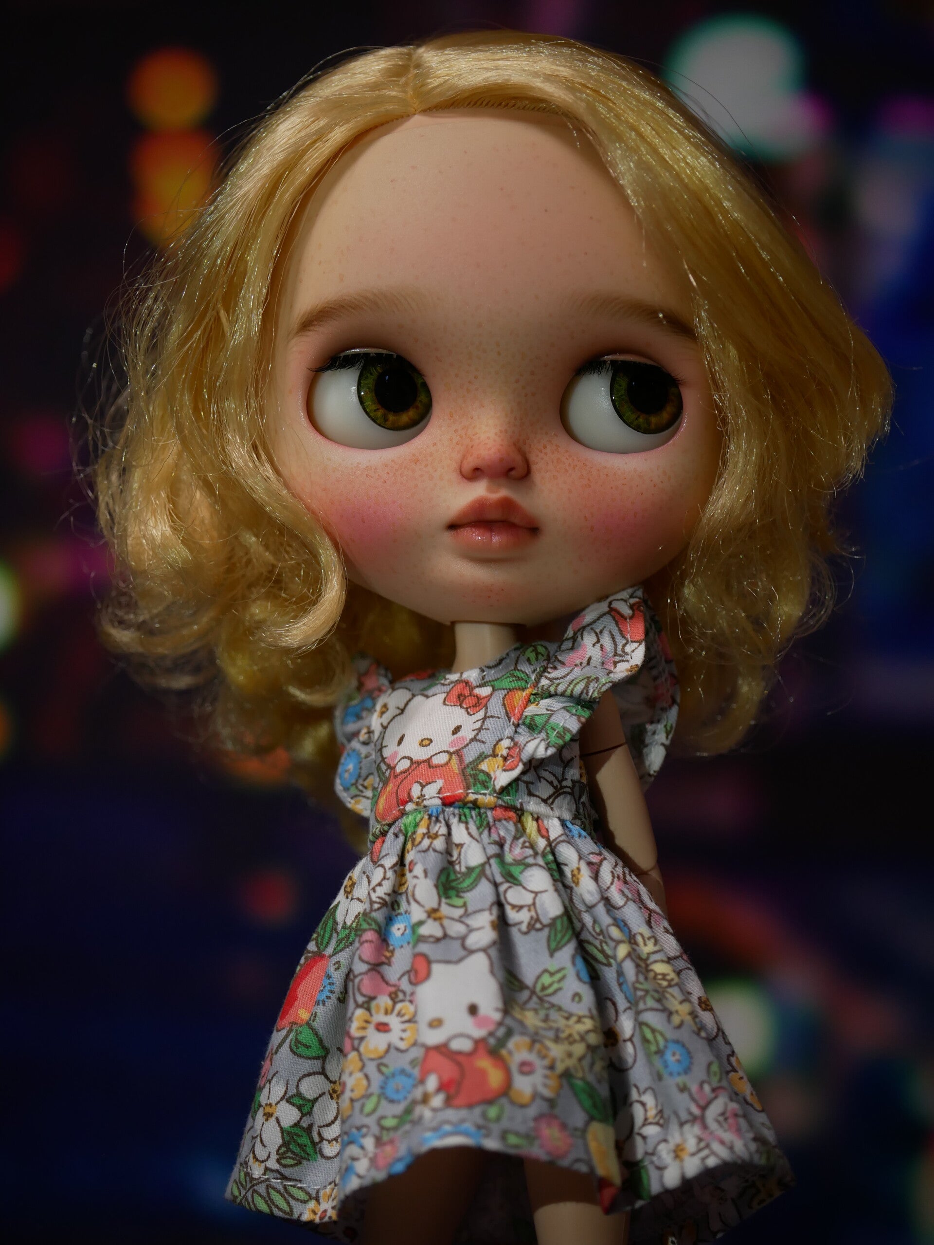 Sleeveless dress with ruffled shoulders / Gray