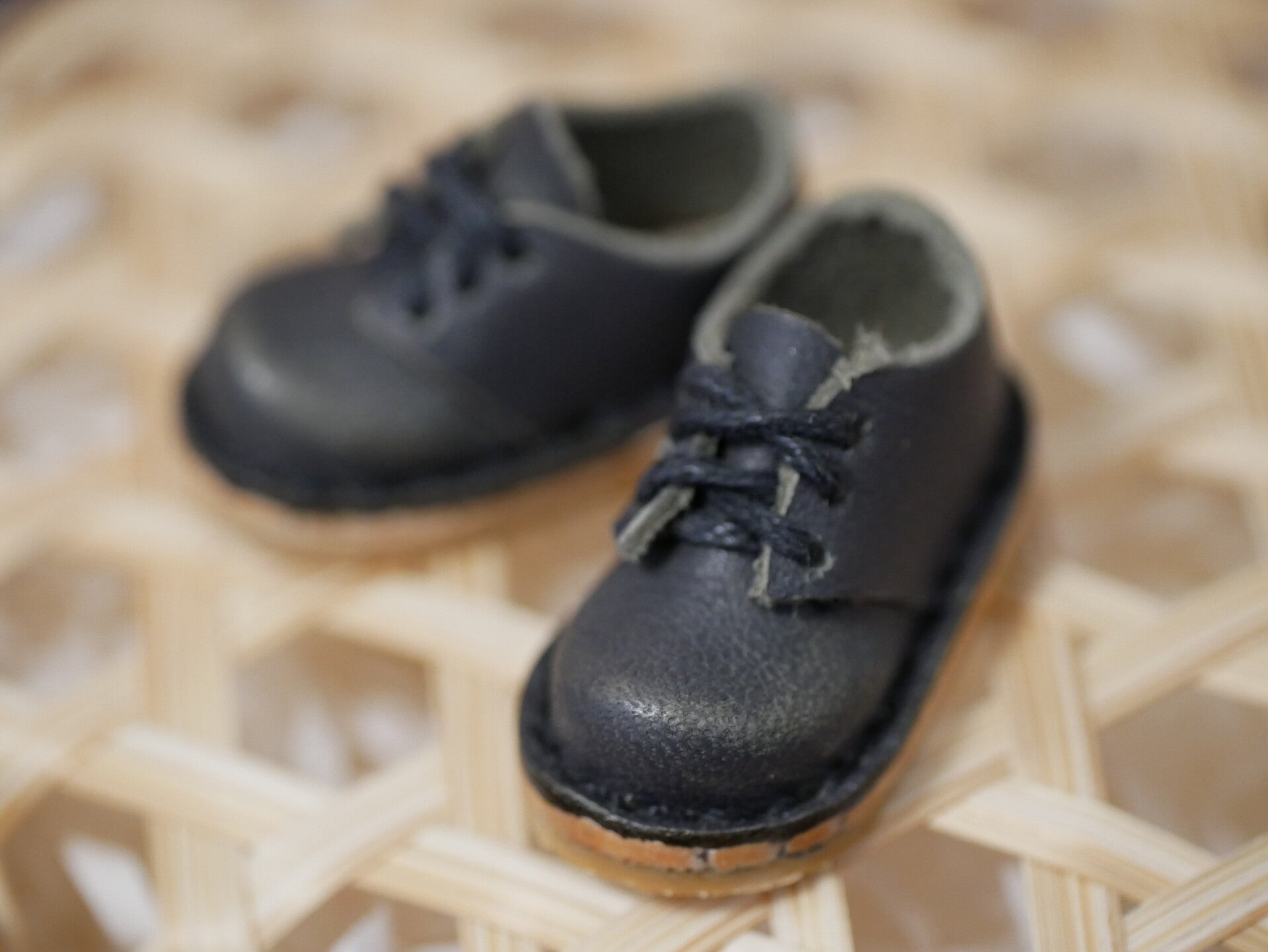 Short leather shoes for Monst & Blythe dolls./ Dk gray