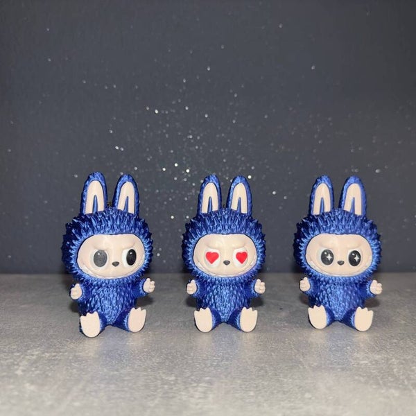 Cute Trouble Edition Chromatique Assise sans ou avec porte-clés