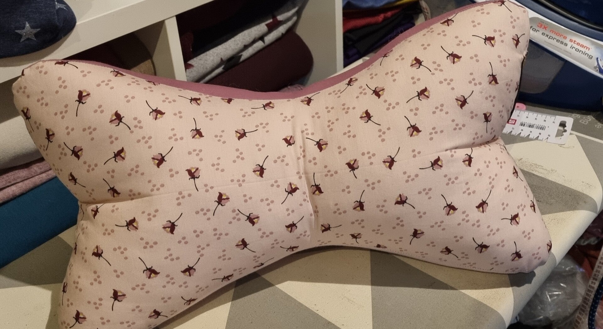 Leseknochen/ Autokissen/ Relaxkissen Rosen Rosa/ lila