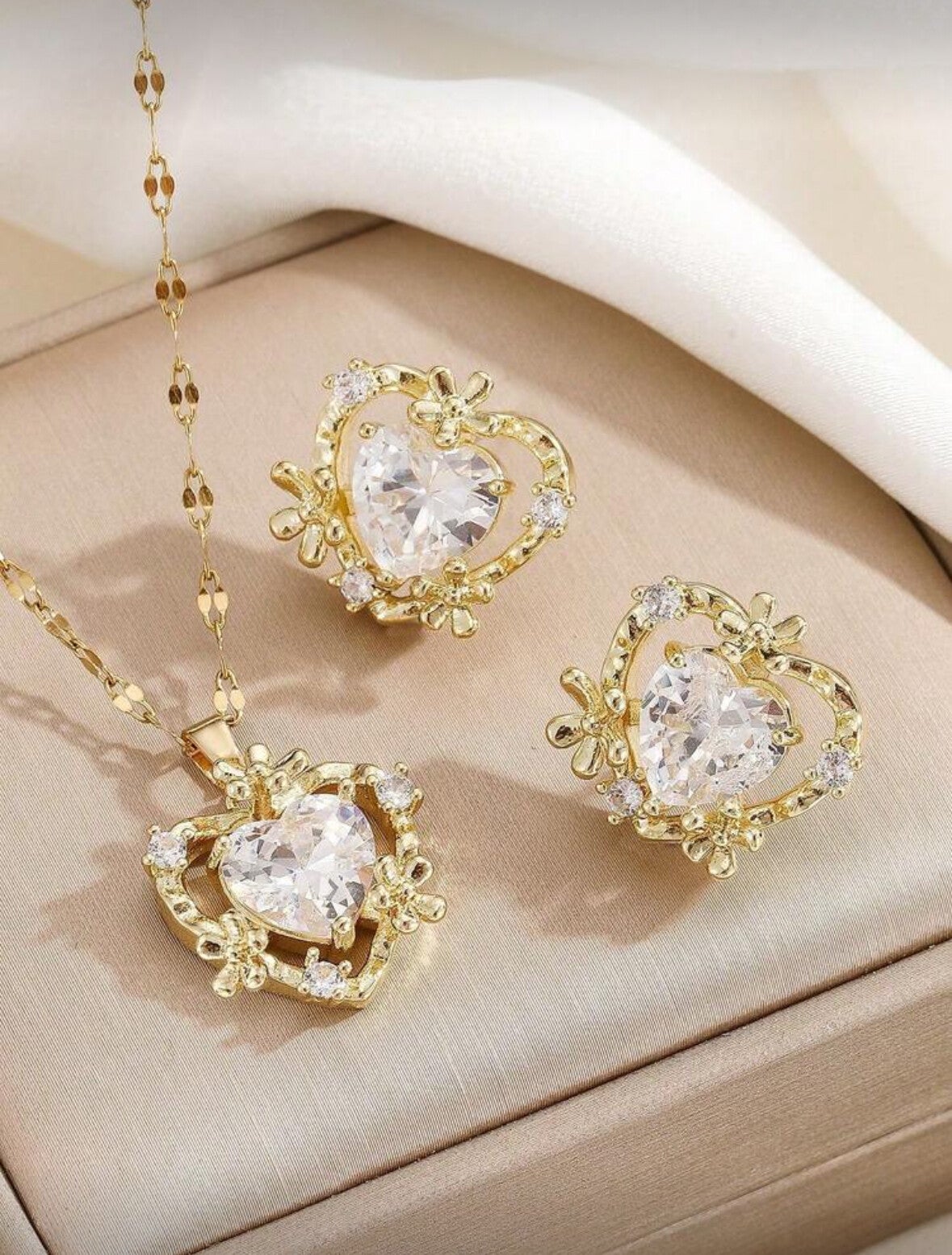 Stainless steel ketting met hartvormige hanger en oorbellen